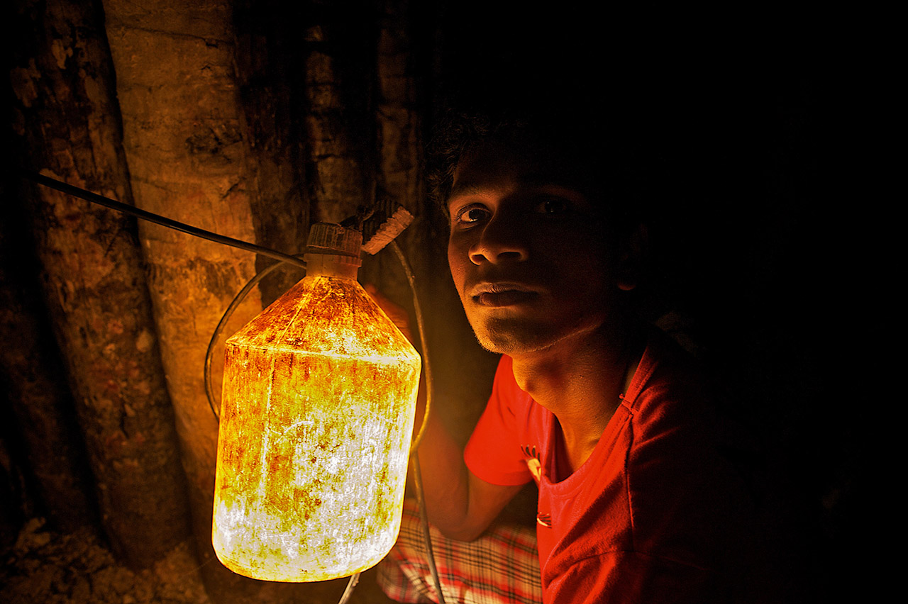 Worker deep inside a Moonstone Mine, Sri Lanka, ©2017