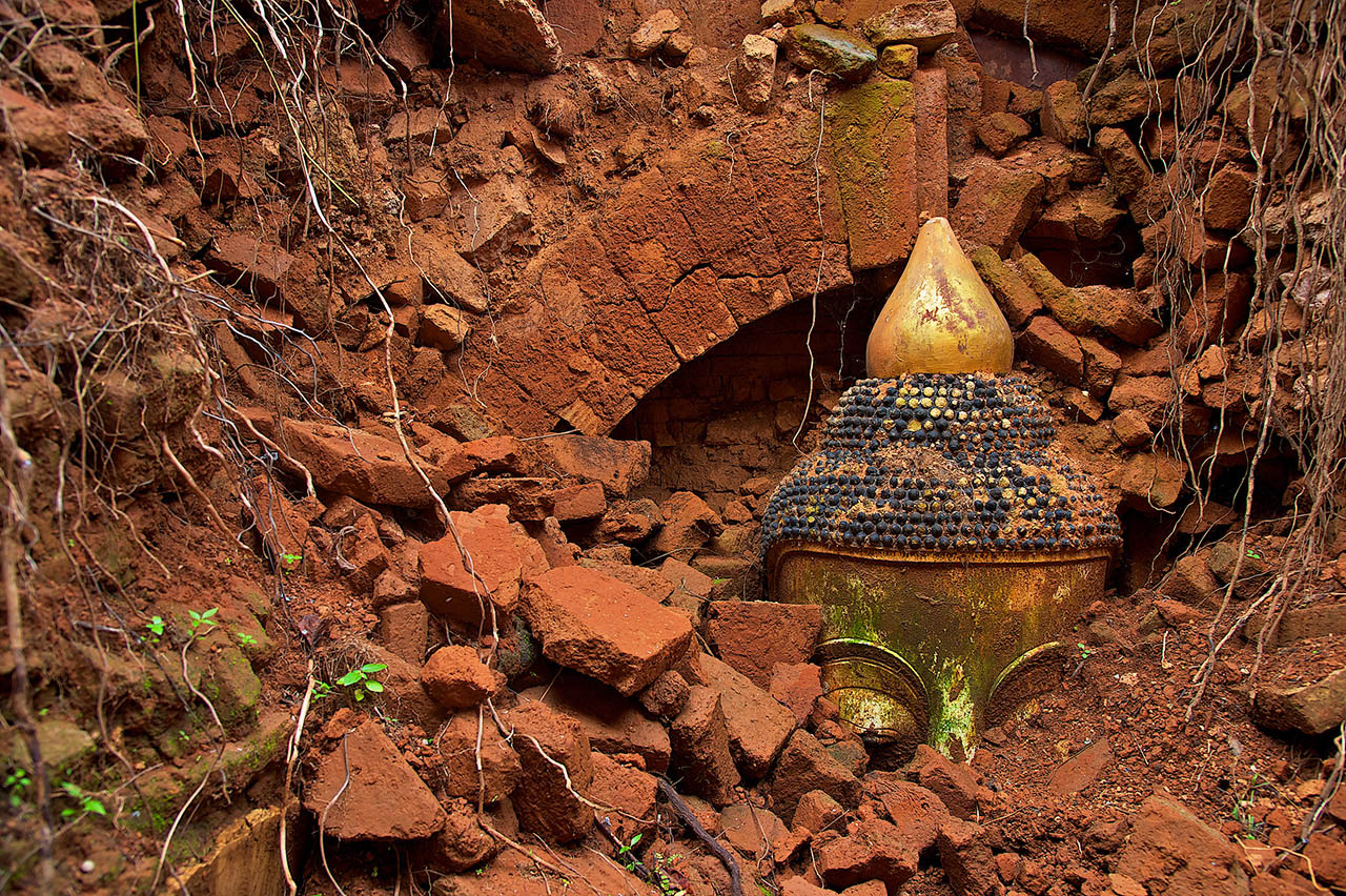 Discover the undiscovered, Stupa relic and Buddha statue, Inle Lake, Myanmar-Burma,©2017